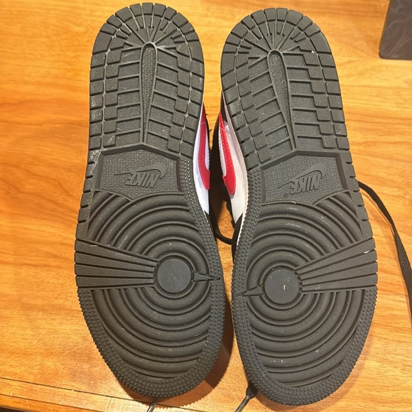 Nike Air Jordan 1 Boys' Size 5 - Picture 3 of 4